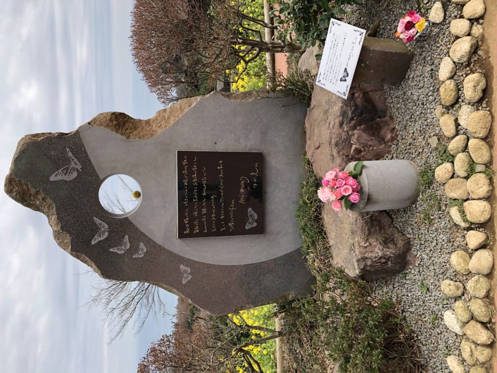 お腹いっぱいの中 近くの鎧塚ファームへ 特産品の湘南ゴールドジャムを購入しました 川島なお美さんの碑には いつも薔薇の花が咲いています ぴぱんこグルメ